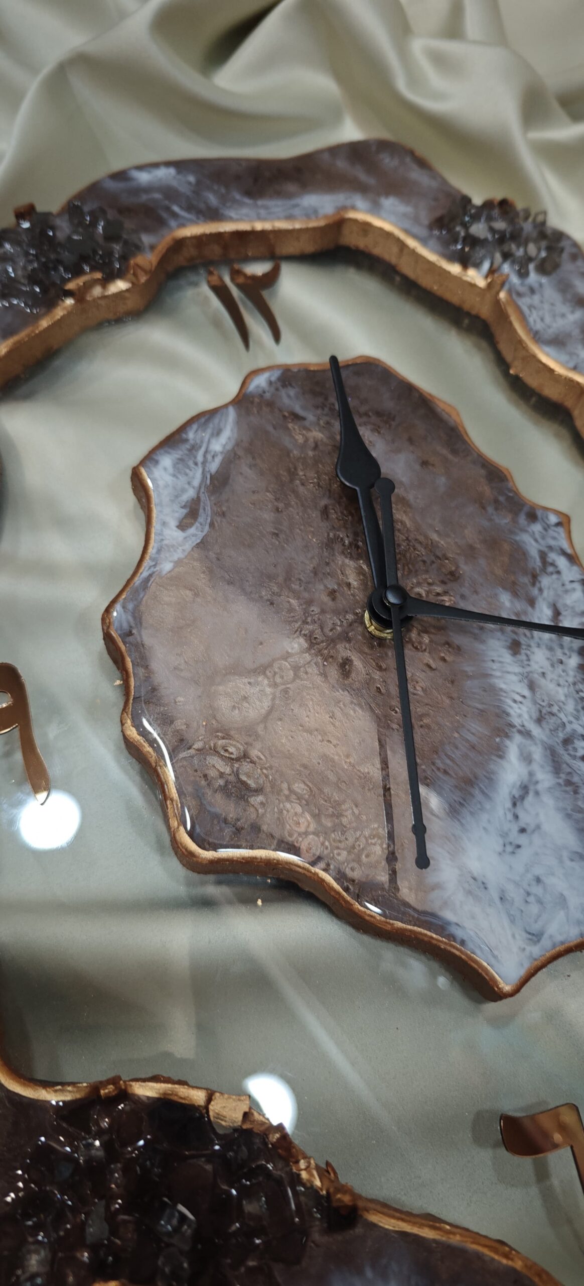 Luxurious Geode-Inspired Resin Wall Clock with Arabic Numerals - Image 4