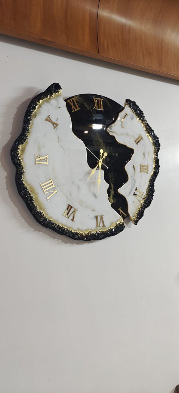 Exquisite Resin Art Wall Clock: A Fusion of Elegance and Craftsmanship