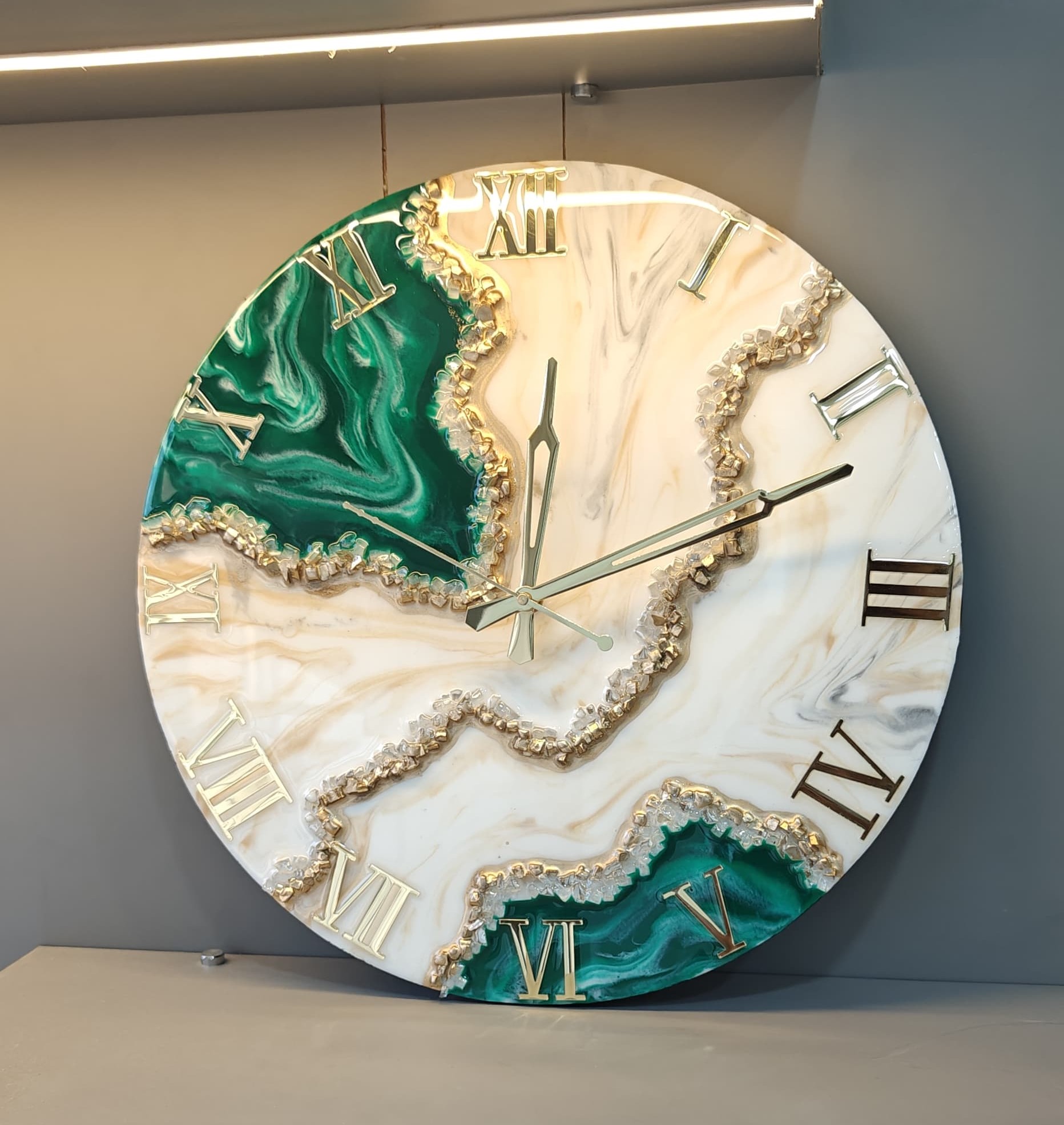 "Handmade resin art wall clock with a luxury geode design, featuring gold accents, Roman numerals, and a glossy marble finish – perfect for home or office décor."