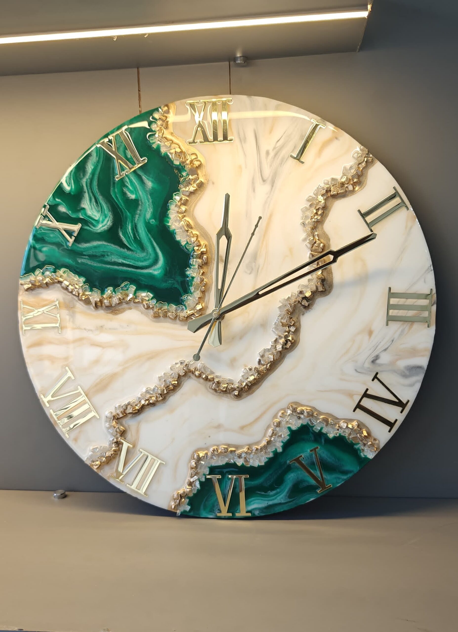 "Handmade resin art wall clock with a luxury geode design, featuring gold accents, Roman numerals, and a glossy marble finish – perfect for home or office décor."